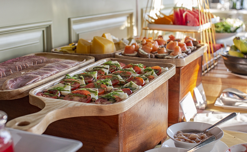 Buffet sáng bên bờ biển – Trải nghiệm “đắt giá” tại Peninsula Hotel